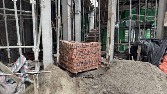 Méo mặt vì “bão giá” vật liệu xây dựng: Giá cát, thép tăng phi mã, người dân hoãn kế hoạch xây nhà