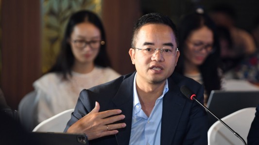 Giá chung cư đang cao kỷ lục, nhiều người cho rằng nên "ghìm" giá xuống để kéo giá nhà giảm?